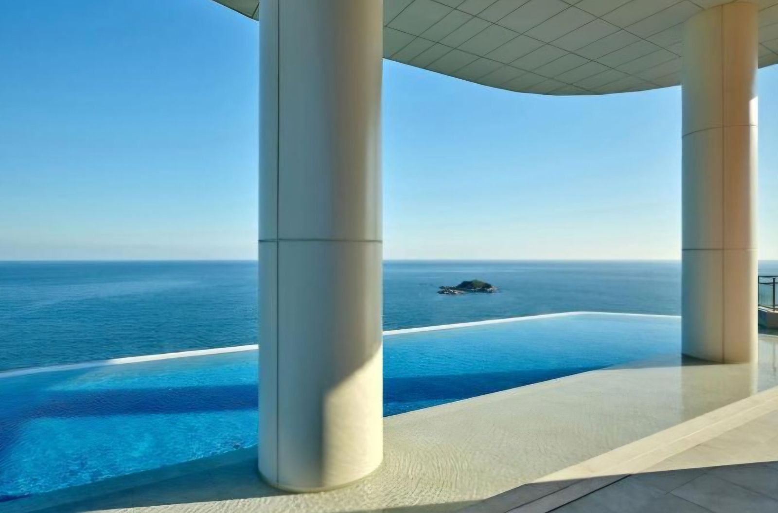 Photo: Secret Stay #01 · Rooftop infinity pool